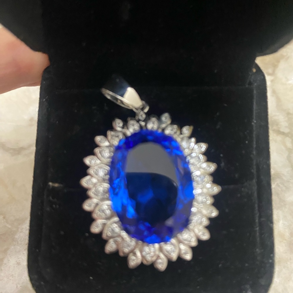 Elegant natural Blue sapphire and Silver Pendant